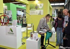 Estrattori di essenze allo stand Inherba.