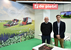Nello stand De Pietro, Gabriele De Pietri e Davide Crescini propongono la macchina FR148 per la raccolta dello spinacio e altre macchine adatte sia al campo aperto sia alla serra.