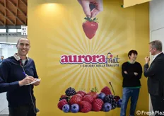 Nello stand Aurora Fruit, specializzati in piccoli frutti, da sinistra: Alessandro Lucchini, Francesca Quinzanini e David Pettenon.