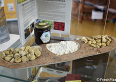 Prodotti esposti nello stand del Distretto della Castagna e del Marrone della Campania.