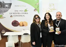 Nello stand Agem Frutta, specializzata in castagne fresche e castagne snack, abbiamo da sinistra: Maria Rosaria Ingino, Giulia Ingino e Vincenzo Ingino.