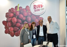 Nello stand Sun World, da sinistra: Gisella Garofalo, Marzia Zani, Maurizio Ventura e Rupert Maude.