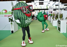 Mascotte a spasso per la fiera.