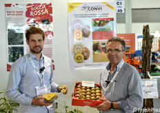 Convi Vivai: Fabio e Renato Spada con i kiwi gialli e rossi.