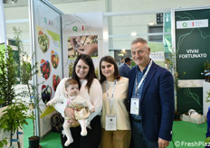 Vivai Fortunato: Marinella Cisternino con la piccola Elena in braccio, Maria Fortunato e Luca Fortunato.