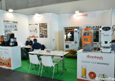 Lo stand Oranfresh con le sue macchine per la spremitura di agrumi.