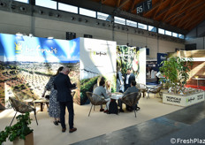 Lo stand Be Fruit, frutta tropicale siciliana.