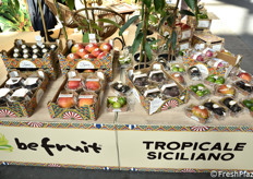 Un bell'assortimento di frutta tropicale siciliana da Be Fruit.