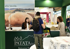 Richiesta di informazioni allo stand della Patata della Sila.