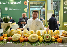 L'arte dell'intaglio allo stand della Regione Calabria.