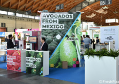 Avocado e piccoli frutti dal Messico.