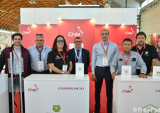 Nello stand collettivo del Cile, da sinistra: Anibal Vasquez di Inglobo Chile, Daniel Courbis di Bioapply, Oscar Ubillo di Piedrasjuntas, Vittorio Macaluso e Felipe Repetto di Prochile Italia, Daniel Turres di Guanos Chile e Diego Retamales di Diatomeas Wondersoil Chile.