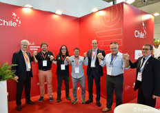 Nello stand collettivo del Cile, da sinistra: Alberto Gorgone, Diego Retamales, Oscar Ubillo, Daniel Turres, Felipe Repetto, Daniel Courbis e Vittorio Macaluso. Una rete di imprese al servizio delle aziende ortofrutticole cilene.