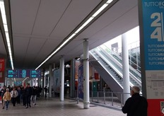 Il lungo corridoio d'ingresso alla struttura fieristica con display e cartellonistica informativi.