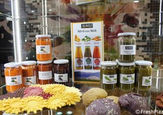 In vetrina, le puree e le vellutate di diversi ortaggi a marchio Aureli.