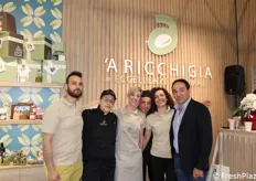 Il team dell'azienda siciliana 'A Ricchigia', che opera nel settore della produzione e commercializzazione del pistacchio di Bronte e della frutta secca da oltre cinquant'anni.