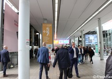 Corridoi esterni sempre pieni per tutta la giornata di mercoledì 10 maggio.