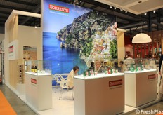 Il suggestivo stand La Torrente, una delle più grandi industrie conserviere del Sud Italia, il cui marchio identifica un'ampia gamma di trasformati di pomodoro 100% italiano, ottenuti sia da agricoltura biologica che convenzionale.