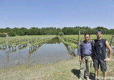Franco e Alberto Faggioli che gestiscono il vigneto