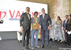 La targa celebrativa consegnata dal sindaco di Campodarsego Valter Gallo