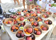 Frutta e verdura offerte ai turisti