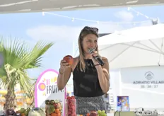 Silvia Satta (in rappresentanza per un imprevisto del responsabile marketing di Marlene) presenta la mela Giga  