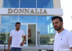 Angelo e Vincenzo Di Pasquale davanti all'ingresso del nuovo magazzino che sarà inaugurato nel 2024