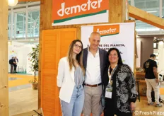Allo stand di Demeter Italia troviamo Marlene Cattaneo (controllo qualità e certificazione), Giovanni Buccheri (direttore) e Francesca Lucifero (comunicazioni e pubbliche relazioni).