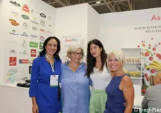 Il team al femminile di AssoBio, l'associazione nazionale delle imprese di trasformazione e distribuzione dei prodotti biologici e naturali. La prima a destra è la presidente Nicoletta Maffini.