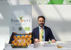 Giovanni Trovati, titolare dell'azienda Samperi, specializzata in pesche e olive biologiche.