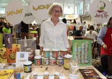Presso lo stand della Effegi, l'olandese Martha Jeuken promuove due brand: qui la vediamo con la linea bio di burri di frutta secca a marchio Monki, di cui è detentrice la Horizon Natuurvoeding.