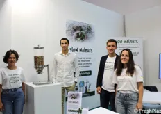 Il team di "slow walnuts", il quale punta a connettere il mondo con le tradizioni della raccolta ucraina di noci biologiche e sostenibili.