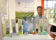 Gandolfo Filippone dell'azienda agricola siciliana Filippone, specializzata in erbe aromatiche biologiche.