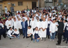 Foto di gruppo di una ottantina di chef, accorsi per la manifestazione voluta da Chef Pietro La Torre