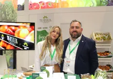 Antonella Branio (export manager) e Cosimo Leggiero (responsabile commerciale) dell'Ortofrutticola Egnathia, per il marchio di commercializzazione Miss Freschezza. Prima volta a Fruit Attraction.