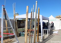 Pali e accessori per vigneti e fruttetri. Espositore Salvati