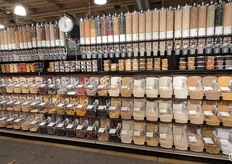 Alle spalle del reaparto ortofrutta ci sono i dispenser con frutta secca e legumi secchi