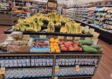 Le banane sono posizionate sull'isola della frutta esotia