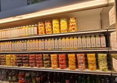 Ma la frutta viene esposta anche sottoforma di comodi formati pronti all'uso