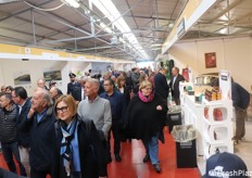 I primi visitatori agli stand