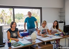 Un'istantanea con i dipendenti amministrativi e contabili dell'azienda 