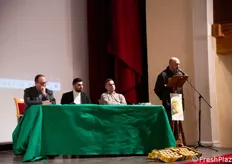 Momento introduttivo dei lavori e saluti dell'assessore del Comune di Canicattì, Vincenzo Sciabica (in piedi).