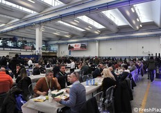 Centinaia le persone messe a tavola