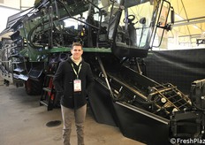 Manuel Bitta di MTS Sandei con l'ultimo modello di raccoglitrice di pomodoro da industria