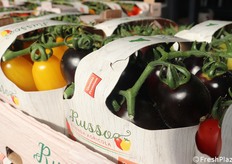 Altro dettaglio di un cestino di pomodoro, questa volta nero.