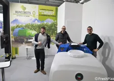 Angelo Saracino, Pietro Basile e Roberto Guida di Agricobots con il loro robot semovente per irrorazione