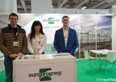 Europrogress, specializzata nella progettazione e produzione di strutture serricole, è azienda "sorella" di Med Group. In foto: Marcello Galanti, Samantha Morselli e Diego Vezzani.