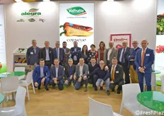 Foto di gruppo al grande stand di Apoconerpo con Agrintesa - Alegra - Brio - Valfrutta