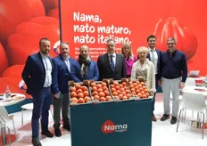 Foto di gruppo all'azienda Fogliati (al centro Eraldo Fogliati) con il nuovo prodotto Nama, il pomodoro "Nato Maturo"