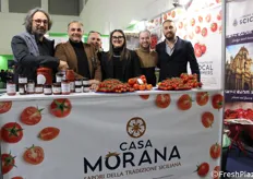 Il team presente in fiera dell'azienda siciliana Casa Morana.